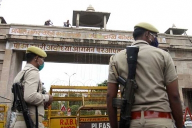 A Priest and 16 Cops in Ayodhya&rsquo;s Ram Mandir Site Test Positive for COVID-19