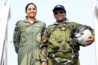 IAF Pilot Shivangi Singh Poses with President Murmu