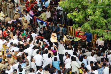 People Pay Respects to Kalaignar, HC Grants DMK&#039;s Plea on Burial