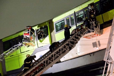 Mumbai Monorail Breaks down due to Heavy Rain
