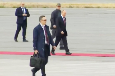 Putin&#039;s Bodyguards Carried &#039;Poop Suitcase&#039; to Alaska Summit