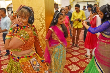 It Is Time For &ldquo;Silent Garba&rdquo; This Year In Mumbai