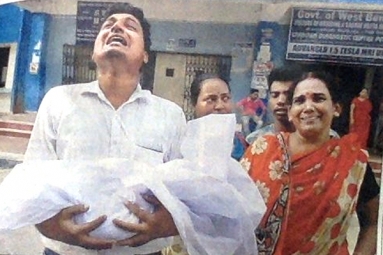 Father Cries Carrying Newborn Baby&#039;s Dead Body in Hand as Doctors&#039; Protest Enters Day 4 in Bengal