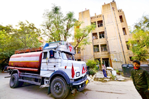 South Delhi runs dry even as AAP tries to make water free},{South Delhi runs dry even as AAP tries to make water free