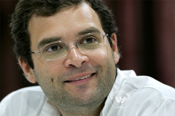 Rahul Gandhi gets kisses from women in Assam},{Rahul Gandhi gets kisses from women in Assam