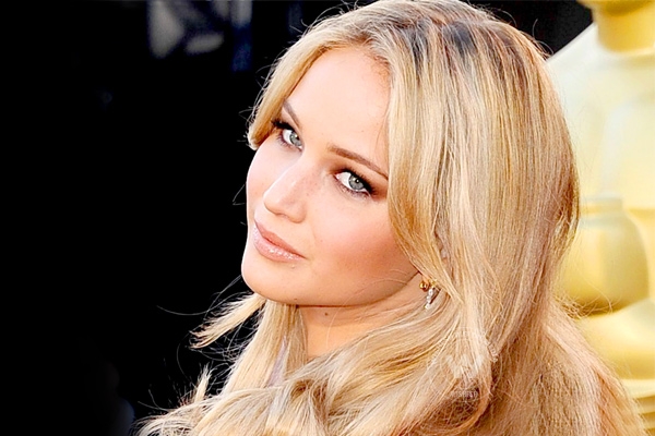 Jennifer Lawrence talks of flashing her boob to &#039;shut down internet&#039;},{Jennifer Lawrence talks of flashing her boob to &#039;shut down internet&#039;