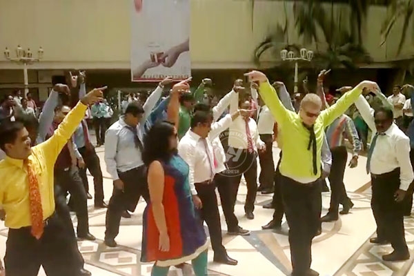 Kerala IT CEOs do Flash Mob on &quot;Lungi Dance&quot;},{Kerala IT CEOs do Flash Mob on &quot;Lungi Dance&quot;