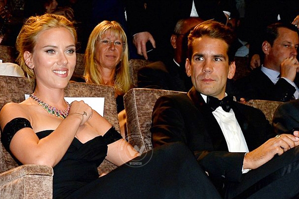 Pregnant Scarlett Johansson to marry next month},{Pregnant Scarlett Johansson to marry next month