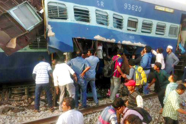 Casualties suspected and many feared injured in Ernakulam to Bangalore train derailing?},{Casualties suspected and many feared injured in Ernakulam to Bangalore train derailing?