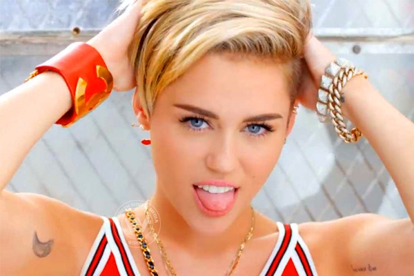 Miley bangs in bra and undies in BANGERZ},{Miley bangs in bra and undies in BANGERZ
