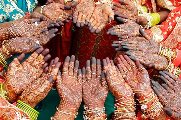 Six Indian brides desert in-laws' house due to lack of toilets},{Six Indian brides desert in-laws' house due to lack of toilets