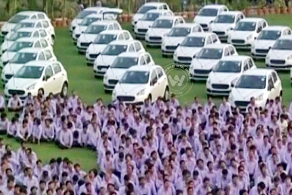 Surat merchant gives cars, flats to employees as Diwali Bonus},{Surat merchant gives cars, flats to employees as Diwali Bonus