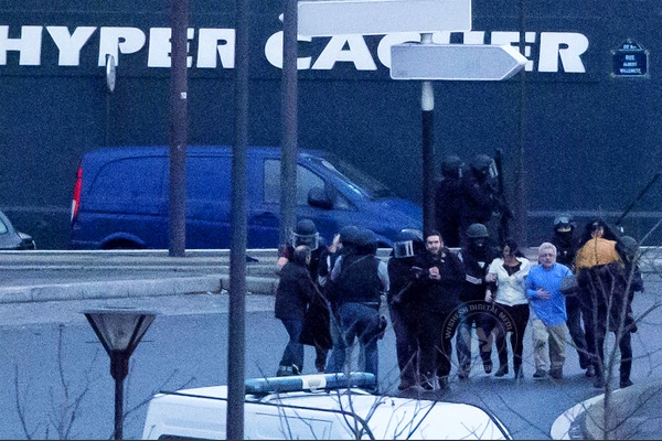 Paris attackers killed in Police operation},{Paris attackers killed in Police operation