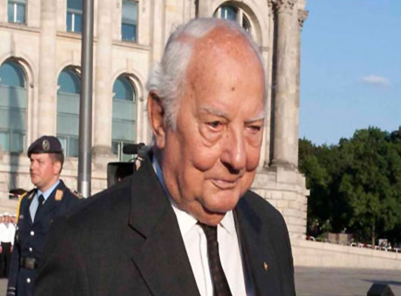 Hitler's death planner dies at 90