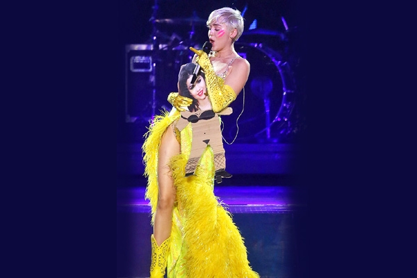 Is Miley-Selena warring?},{Is Miley-Selena warring?