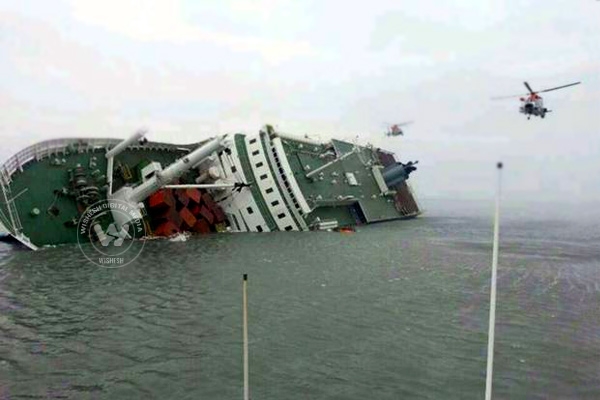 South Korea Ferry sinks Hundreds missing},{South Korea Ferry sinks Hundreds missing