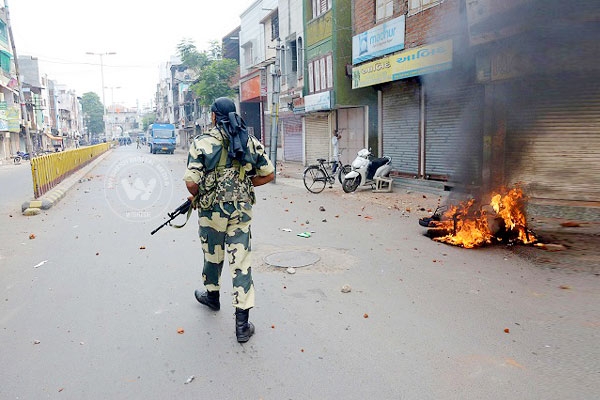 Gujarat burns while Modi tours US},{Gujarat burns while Modi tours US