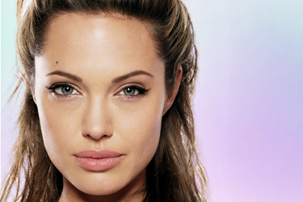 Angelina is Hollywood's top earner, but way behind Robert},{Angelina is Hollywood's top earner, but way behind Robert