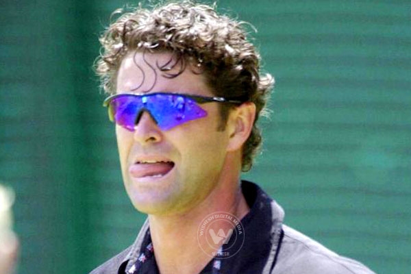 Ex-New Zealand all-rounder Chris Cairns cleans bus shelters to earn a living now!},{Ex-New Zealand all-rounder Chris Cairns cleans bus shelters to earn a living now!