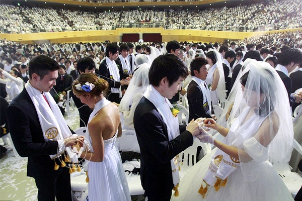 2,500 couples wed in &#039;Moonie&#039; mass before Valentines Day},{2,500 couples wed in &#039;Moonie&#039; mass before Valentines Day