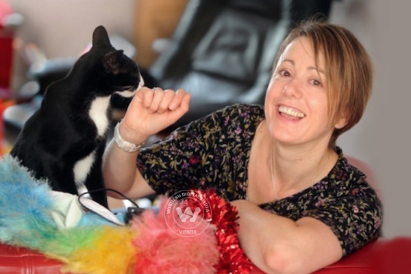 Kleptomaniac cat steals Christmas decorations },{Kleptomaniac cat steals Christmas decorations 