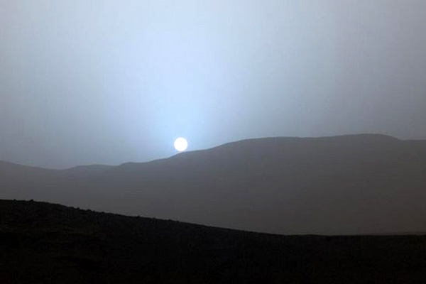 Sun sets with blue hues on Red Planet},{Sun sets with blue hues on Red Planet