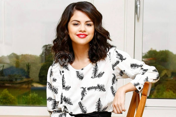 Selena Gomez cheers up cancer patients at Children's Hospital in LA},{Selena Gomez cheers up cancer patients at Children's Hospital in LA