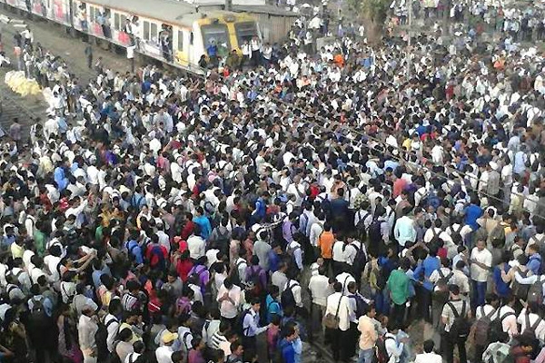 Commuters got angry over disruption and set fire on vehicles},{Commuters got angry over disruption and set fire on vehicles